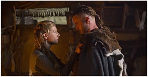 Vikings Travis Fimmel kao Ragnar Lothbrok s Katheryn Winnick kao Lagertha, pozdravljajući se 8 x 10 fotografija