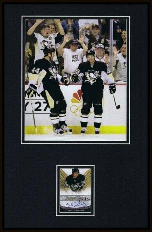 Tyler Kennedy Stanley Cup potpisao je uokviren 11x17 prikaz fotografija UDA PENGUINS - Autografirane NHL fotografije