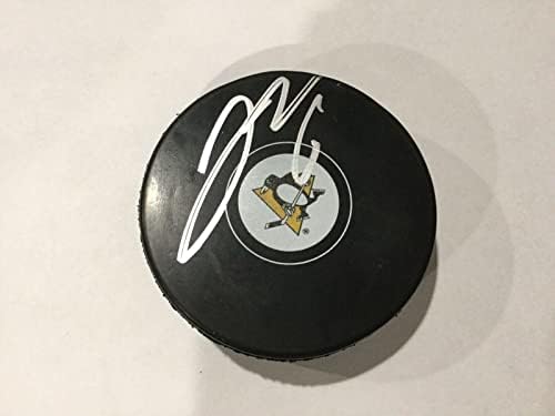 John Marino potpisao je hokejaški pak Pittsburgh Penguins s NHL a Pakom s autogramom